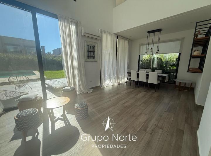 Casa · 210m² · 5 Ambientes · 2 Cocheras
