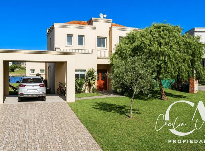 Casa · 148m² · 5 Ambientes · 2 Cocheras