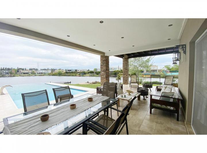 Casa · 360m² · 7 Ambientes · 2 Cocheras