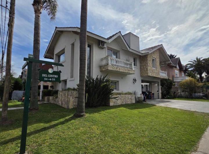 Casa · 330m² · 5 Ambientes · 3 Cocheras