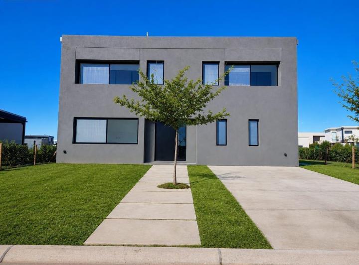 Casa · 327m² · 5 Ambientes · 2 Cocheras