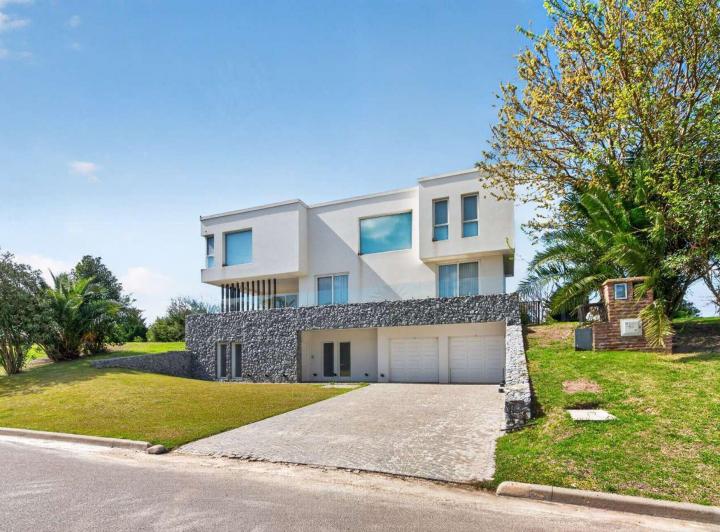 Casa · 768m² · 8 Ambientes · 8 Cocheras