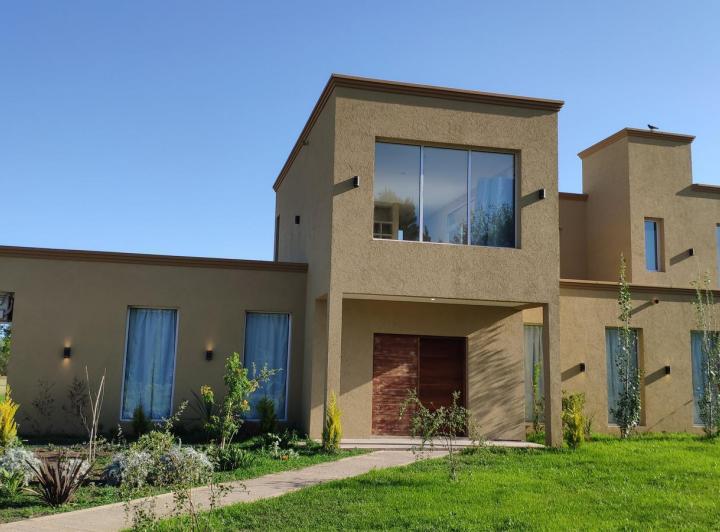 Casa · 300m² · 5 Ambientes · 4 Cocheras
