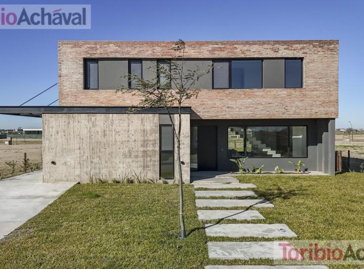 Casa · 288m² · 5 Ambientes · 2 Cocheras