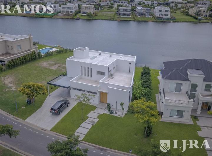 Casa · 274m² · 4 Dormitorios