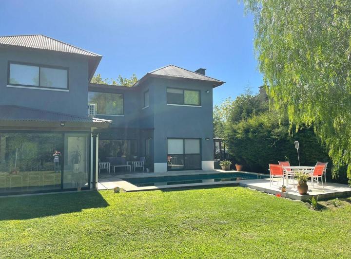 Casa · 290m² · 6 Ambientes · 3 Cocheras