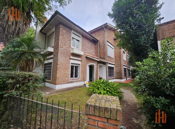 Casa · 300m² · 6 Ambientes · 2 Cocheras