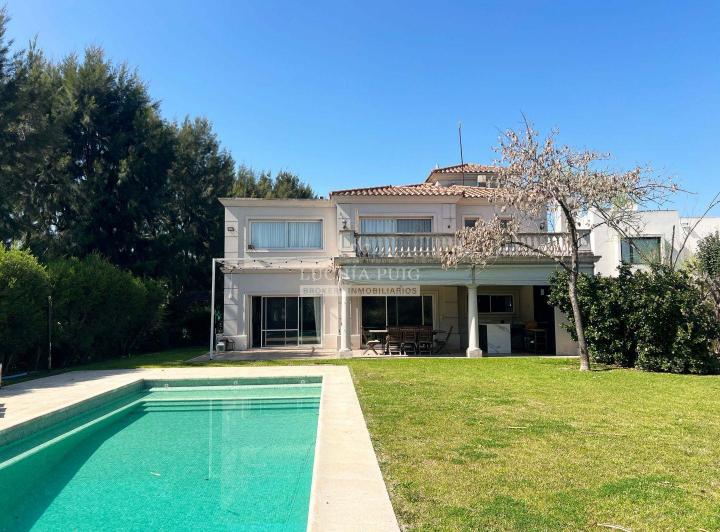 Casa · 277m² · 5 Ambientes · 4 Cocheras