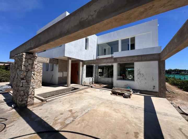 Casa · 393m² · 5 Ambientes · 4 Cocheras