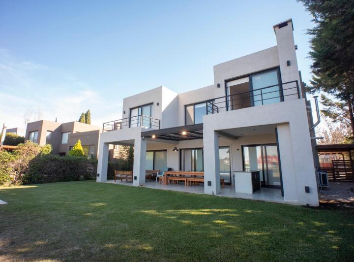 Casa · 330m² · 6 Ambientes · 2 Cocheras