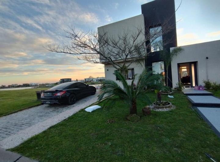 Casa · 180m² · 5 Ambientes · 2 Cocheras