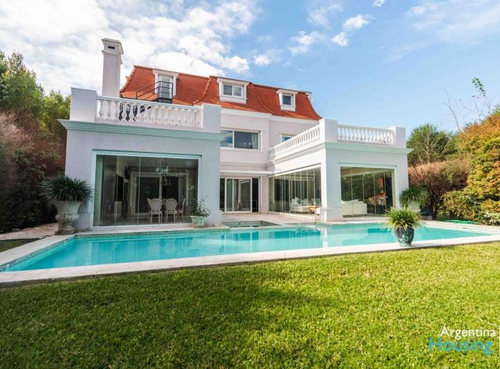 Casa · 520m² · 8 Ambientes · 2 Cocheras