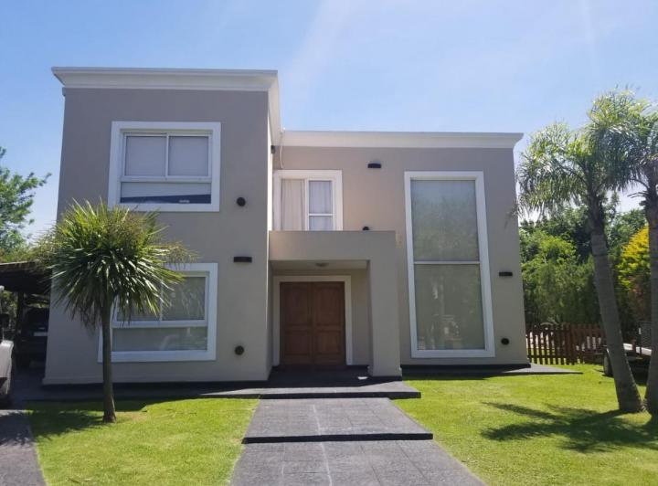 Casa · 220m² · 6 Ambientes · 2 Cocheras