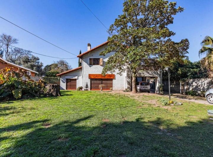 Casa · 230m² · 4 Dormitorios · 2 Cocheras