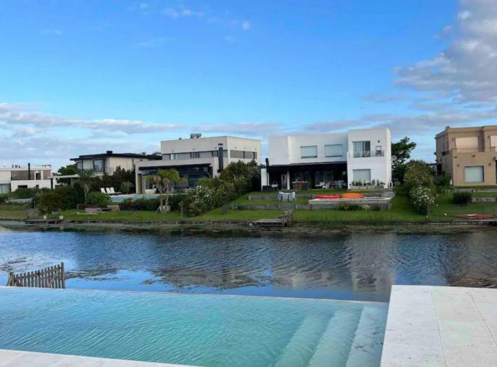 Casa · 180m² · 6 Ambientes · 2 Cocheras