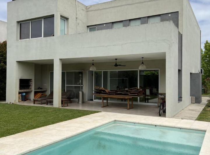 Casa · 220m² · 6 Ambientes · 4 Cocheras