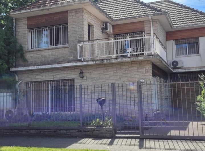 Casa · 230m² · 5 Ambientes · 2 Cocheras