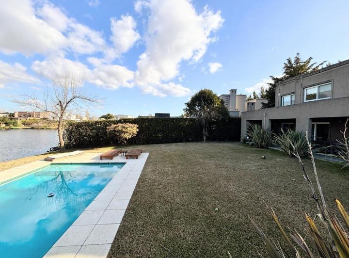 Casa · 240m² · 5 Ambientes · 2 Cocheras