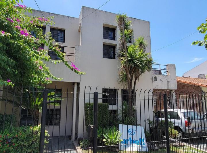 Casa · 260m² · 8 Ambientes · 1 Cochera