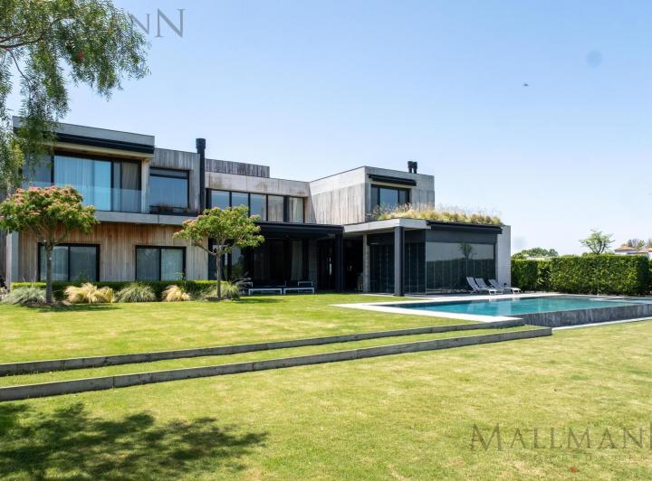 Casa · 525m² · 10 Ambientes · 1 Cochera