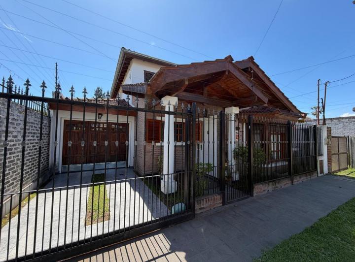 Casa · 180m² · 5 Ambientes · 3 Cocheras