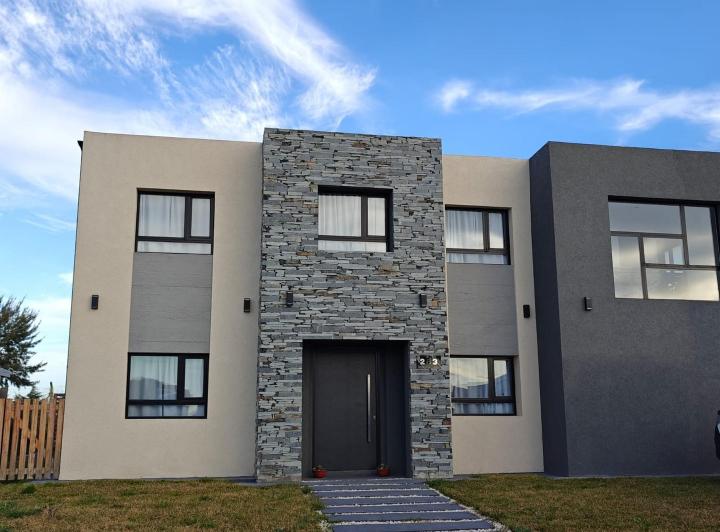 Casa · 190m² · 5 Ambientes · 4 Cocheras