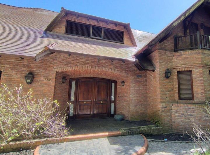 Casa · 369m² · 6 Ambientes · 1 Cochera