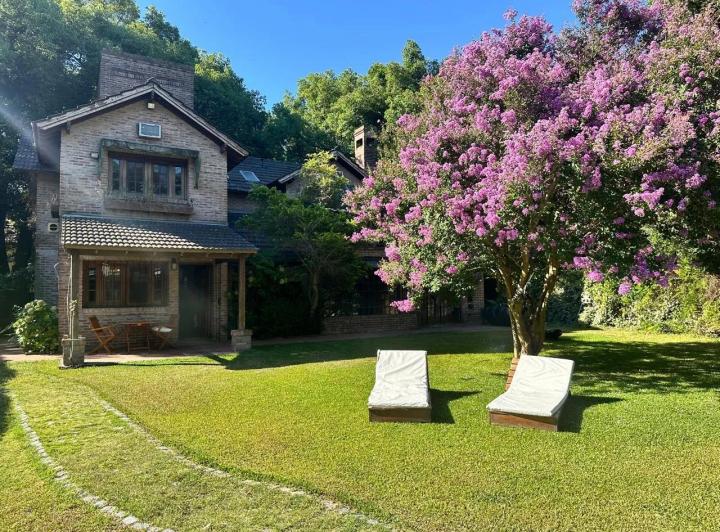 Casa · 300m² · 6 Ambientes · 2 Cocheras