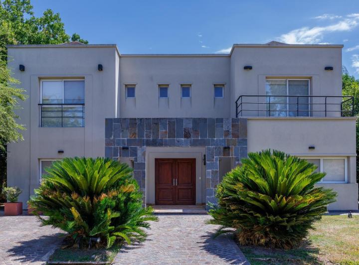 Casa · 380m² · 6 Ambientes · 1 Cochera