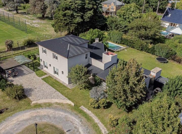 Casa · 300m² · 6 Ambientes · 2 Cocheras