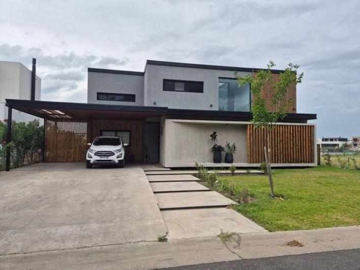 Casa · 220m² · 5 Ambientes · 4 Cocheras