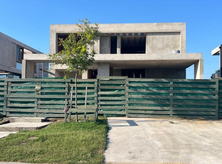 Casa · 282m² · 6 Ambientes · 2 Cocheras