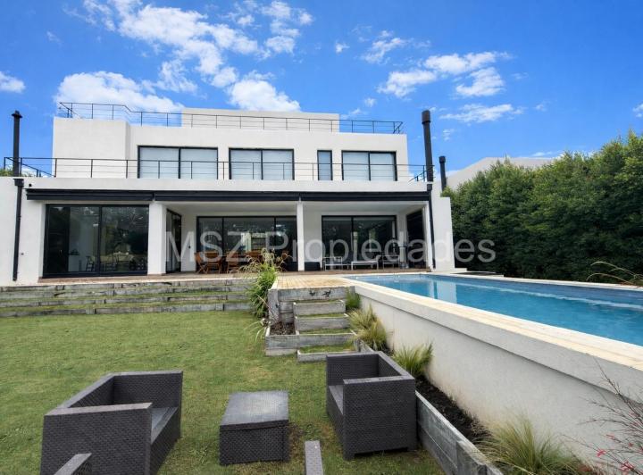 Casa · 1000m² · 9 Ambientes · 2 Cocheras