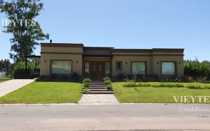 Casa · 195m² · 4 Dormitorios · 2 Cocheras
