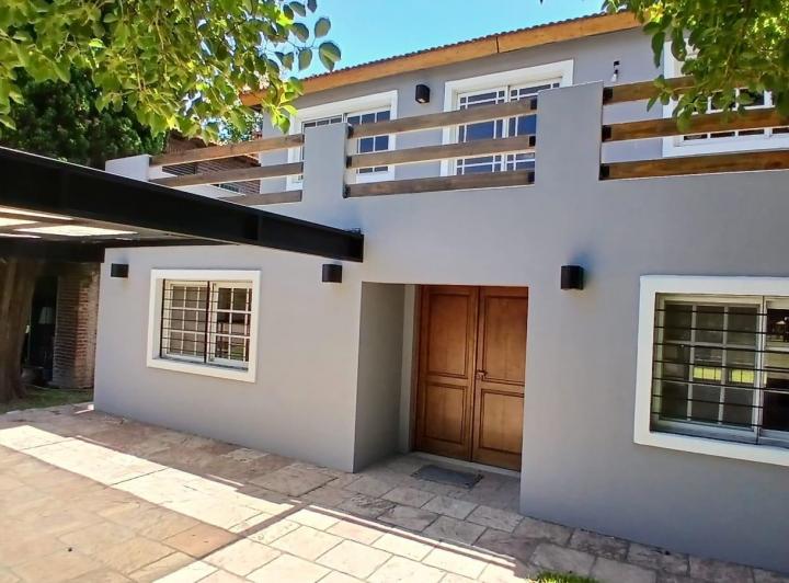 Casa · 219m² · 7 Ambientes · 2 Cocheras