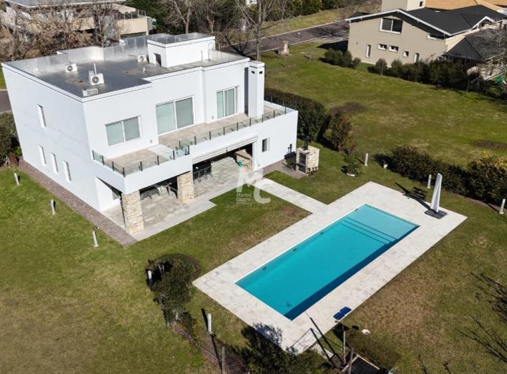 Casa · 350m² · 6 Ambientes · 2 Cocheras