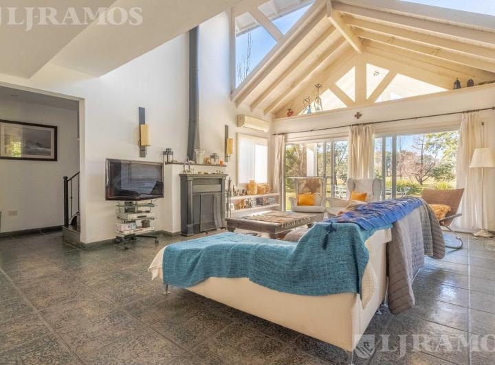 Casa · 236m² · 5 Ambientes · 3 Cocheras