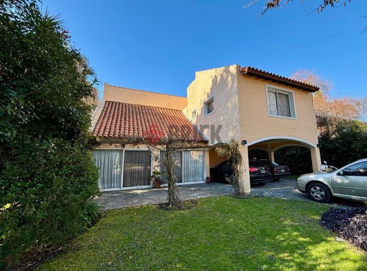 Casa · 184m² · 6 Ambientes · 4 Cocheras