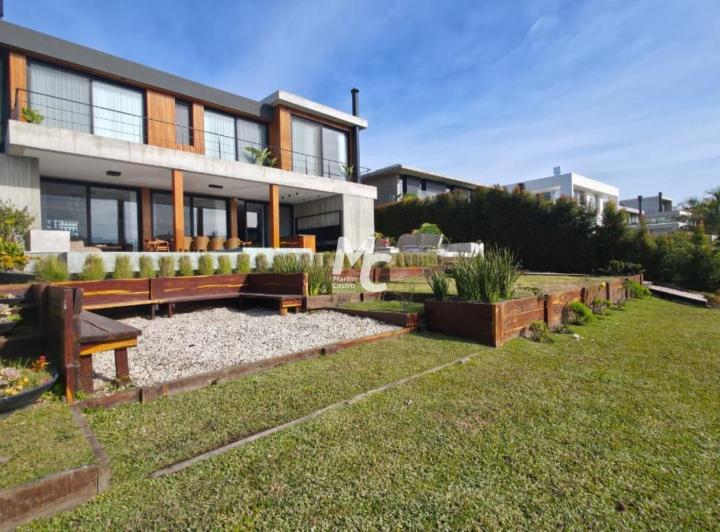 Casa · 893m² · 11 Ambientes · 2 Cocheras