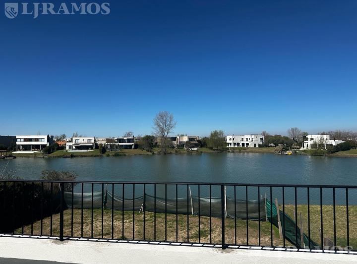 Casa · 820m² · 5 Ambientes · 4 Cocheras