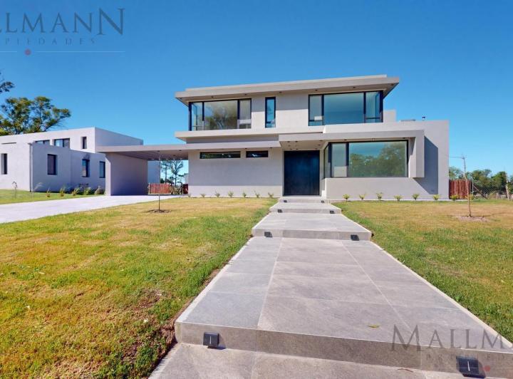 Casa · 386m² · 8 Ambientes · 2 Cocheras