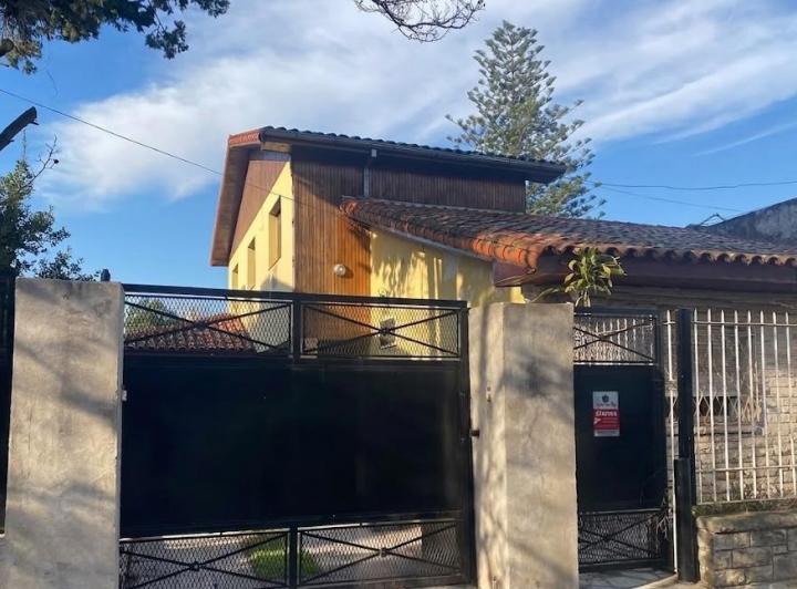 Casa · 350m² · 5 Dormitorios · 1 Cochera