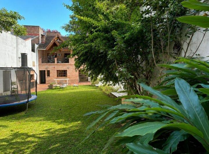Casa · 224m² · 6 Ambientes · 2 Cocheras