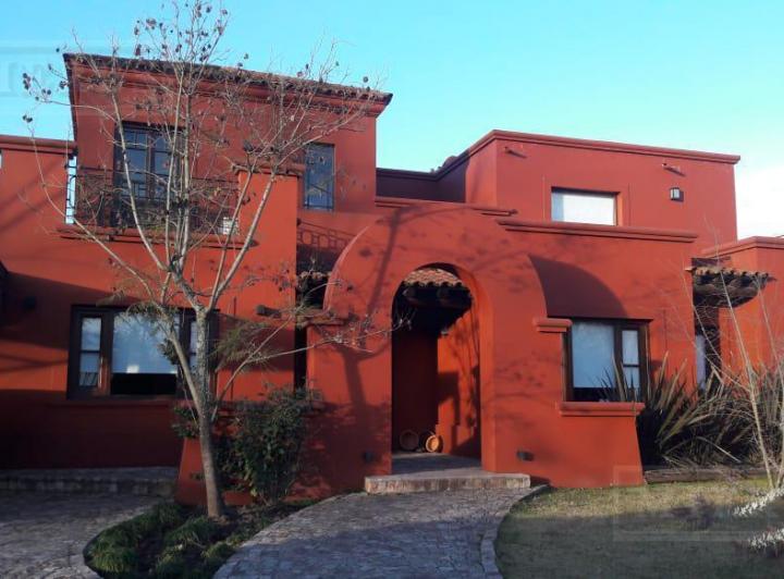 Casa · 328m² · 5 Ambientes · 3 Cocheras