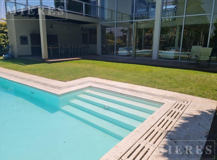 Casa · 300m² · 7 Ambientes · 1 Cochera