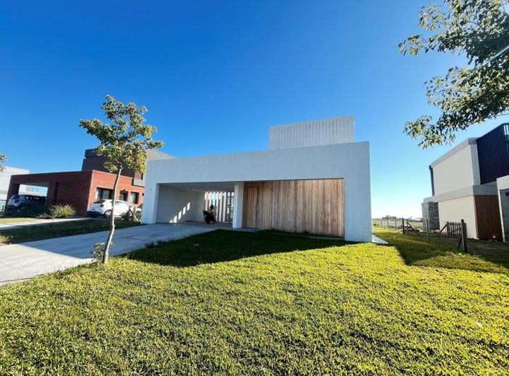 Casa · 195m² · 5 Ambientes · 2 Cocheras