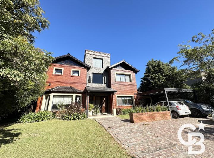 Casa · 255m² · 5 Dormitorios · 5 Cocheras