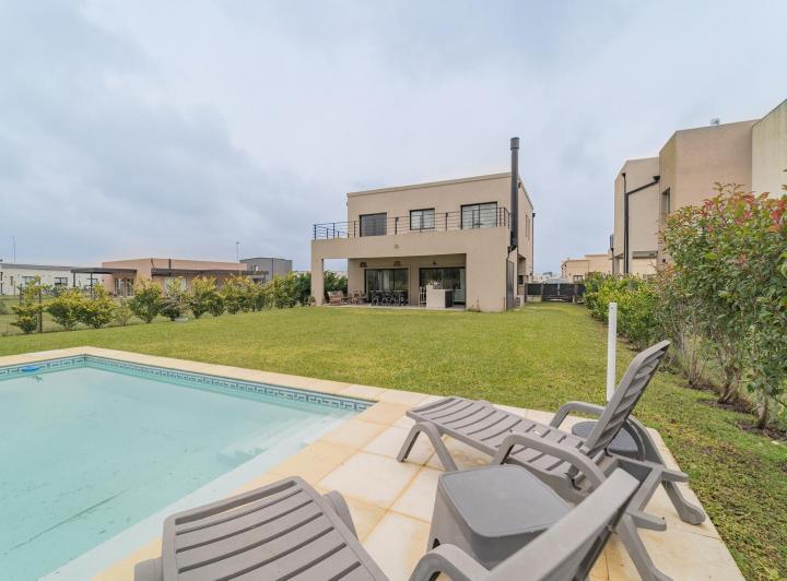 Casa · 167m² · 5 Ambientes · 2 Cocheras