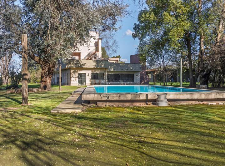 Casa · 500m² · 8 Ambientes · 2 Cocheras
