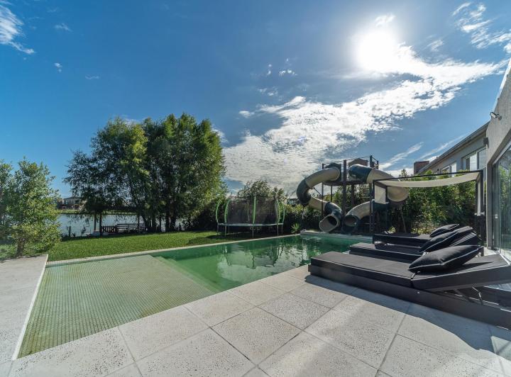 Casa · 260m² · 6 Ambientes · 5 Cocheras